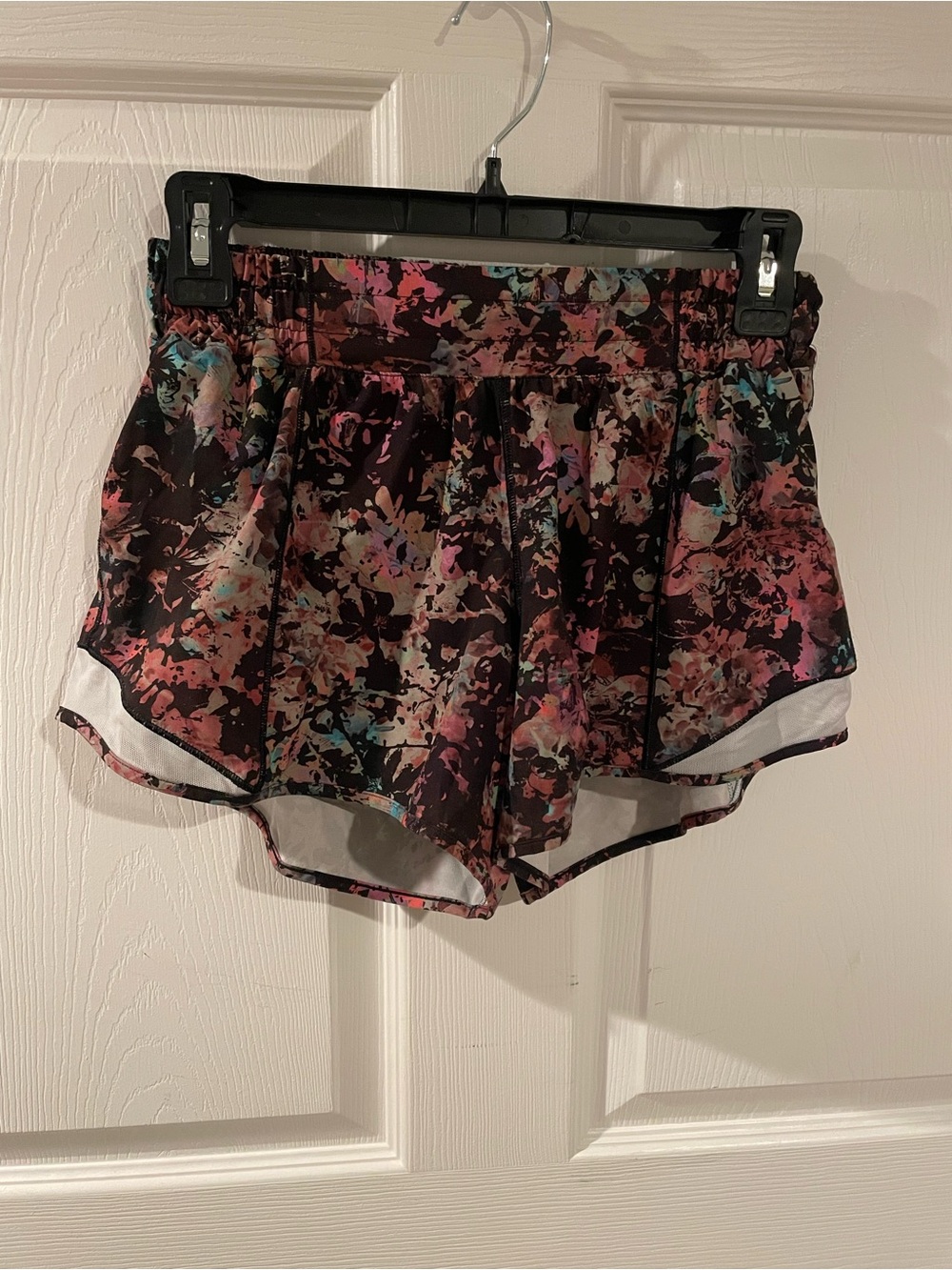 lululemon athletica Hotty Hot low rise short 4inch, EUC
